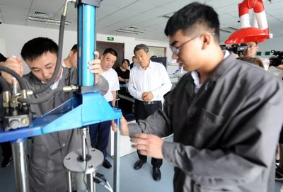 商鋪門前停車位權(quán)屬之爭 新技術(shù)研發(fā)能否破解城市管理難題？